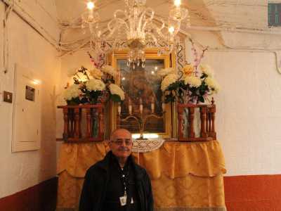 Nell'androne di un palazzo in strada San Marco, il signor Ferdinando rivela la presenza di un'edicola fastosa dedicata alla Madonna delle Grazie